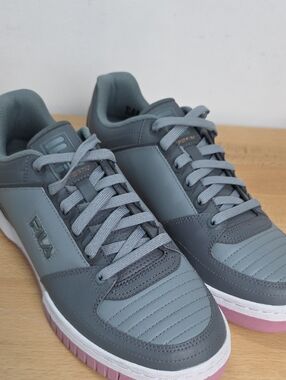 FILA Gray Low-Top Sneakers with Pink Outsole Accents Men 9 Sample